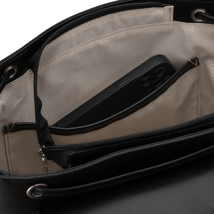 Wnętrze czarnego plecaka Rovicky R-L61409