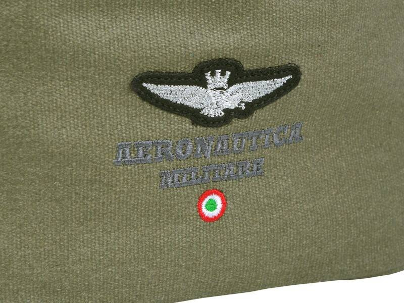 Zielona nerka Aeronautica Militare AM - 541 w zbliżeniu na wyszywanego orła, napis marki i trójkolorową kokardę