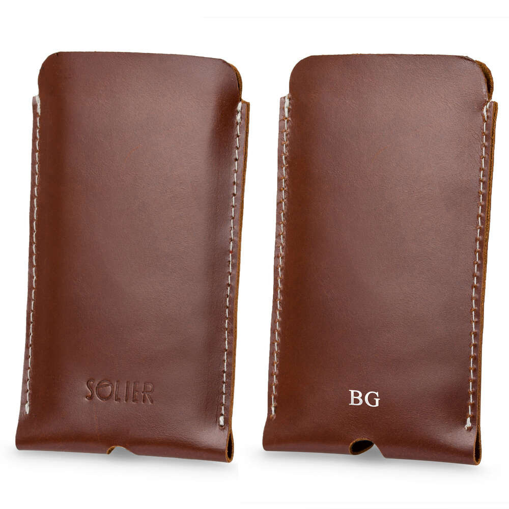 Brązowe etui na iPhone 11 Solier SA58 ze skóry naturalnej w dwóch wersjach, z tłoczonym logo i z inicjałami