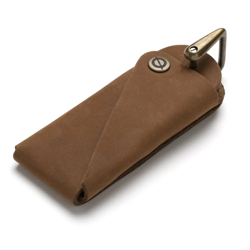 Brązowe etui na klucze męskie Brodrene 103001 ze skóry naturalnej - zamknięte etui na klucze z zatrzaskiem i metalowym hakiem
