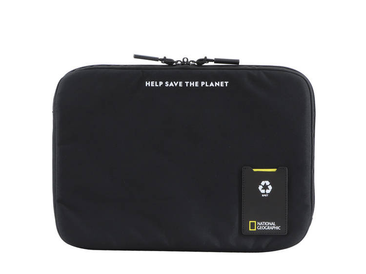 Czarne etui na laptopa National Geographic Ocean 20904 z napisem HELP SAVE THE PLANET i naszywką z logo