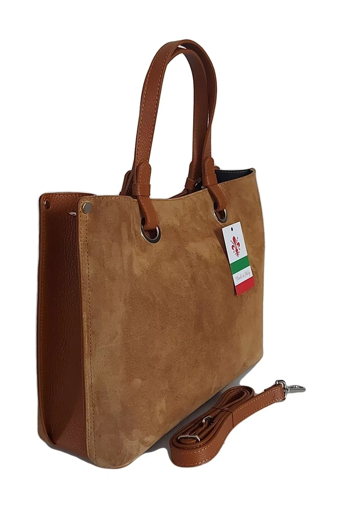 Torebka skórzana zamszowa damska Vera Pelle VOM33C shopper bag A4 camel - prezentacja ergonomii i formatu A4