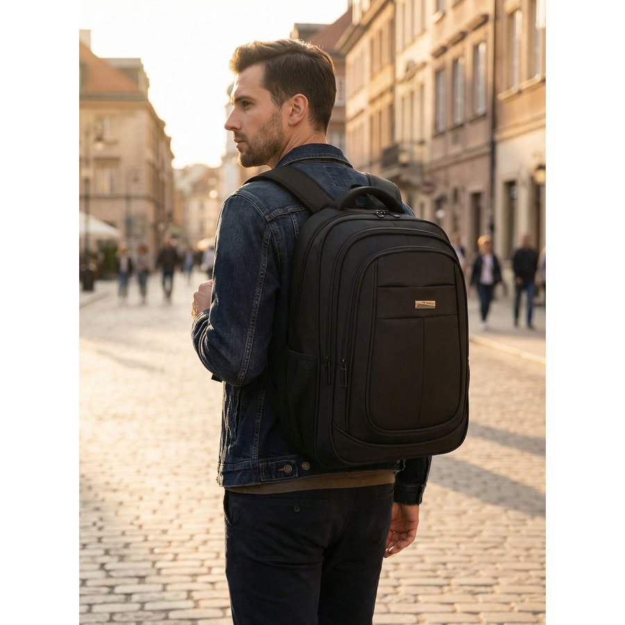 Czarny plecak Peterson BHX-06 na plecach