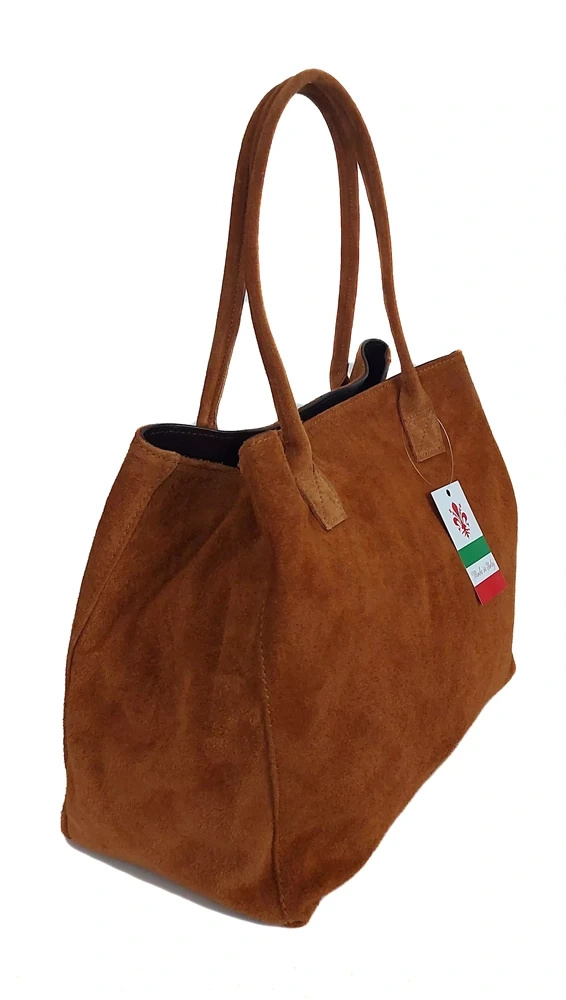 Torebka damska Vera Pelle WGXL5C camel pokazana pod kątem, z dwiema długimi rączkami i ciemnym wnętrzem