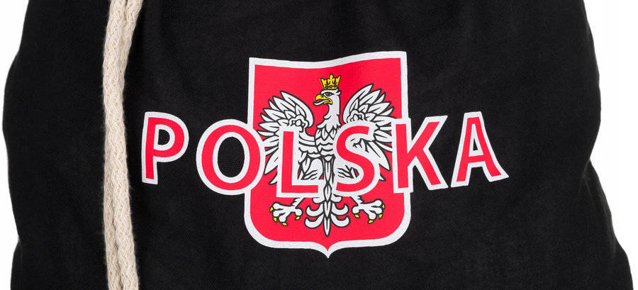Czarny plecak worek z bawełny, zbliżenie na nadruk z godłem Polski