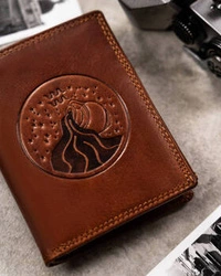 Duży skórzany portfel męski brązowy ze znakiem zodiaku wodnik — Peterson N4-EBS