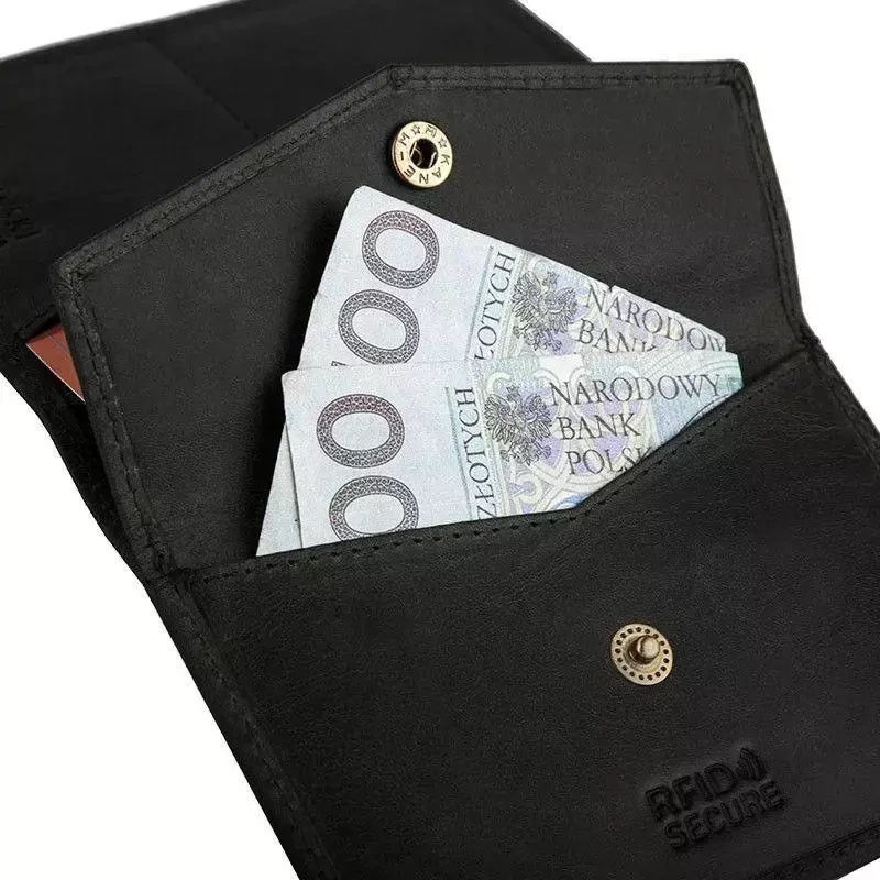 Czarny portfel męski Betlewski 10102027 ze skóry naturalnej - zbliżenie kieszeni z klapką na zatrzask z banknotami, RFID Secure