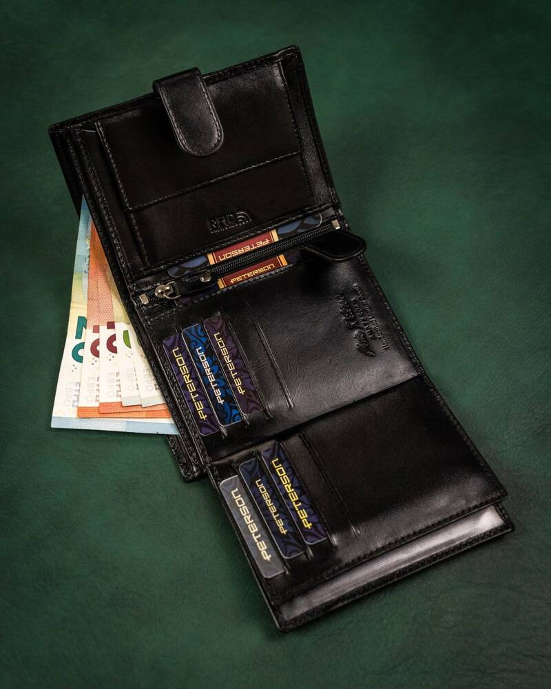 Otwarty czarny portfel Peterson SET-M-N4L-KCS z kartami