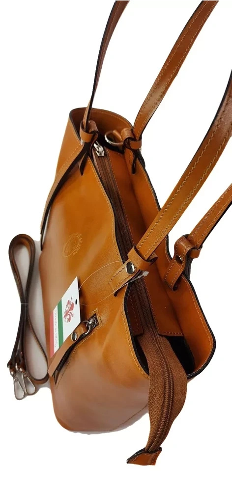 Kuferek damski Vera Pelle KM446C camel otwarty, z rozpiętym zamkiem błyskawicznym u góry i długim paskiem obok