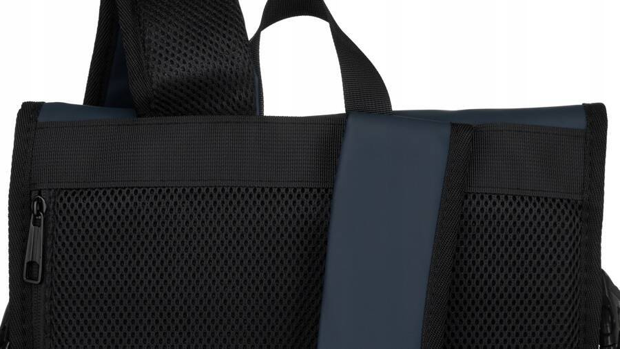Kieszeń z tyłu granatowego plecaka Peterson BERLIN