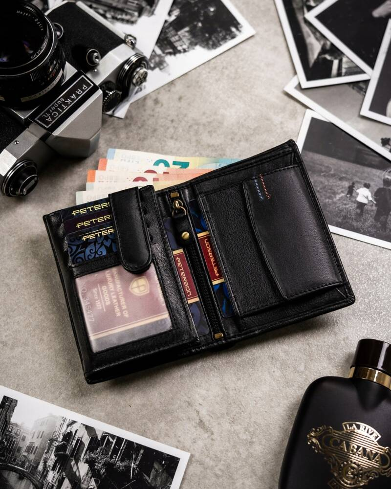 Otwarty czarny portfel Peterson SET-M-1542-D z kartami