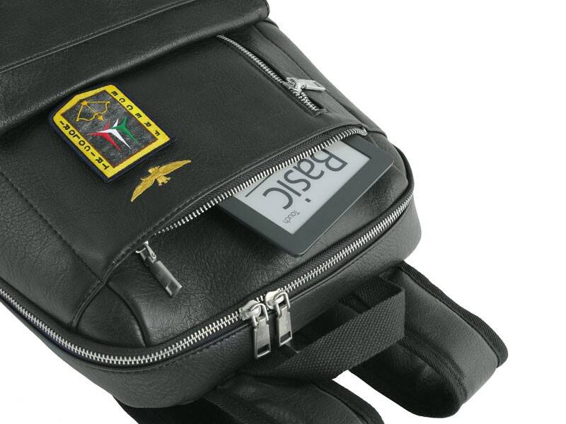 Plecak miejski biznesowy na laptopa czarny - Aeronautica Militare PILOT AM-475 AN - detale i zamek