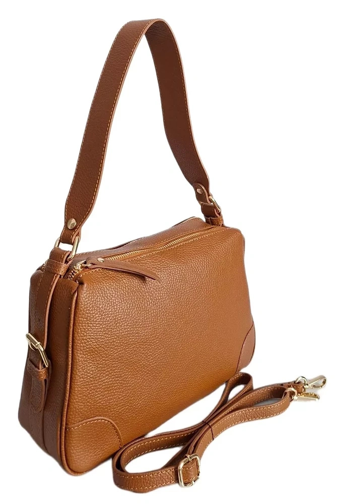 Torebka skórzana damska Vera Pelle VPK1030C listonoszka mała camel - naturalna skóra w odcieniu camel z bliska