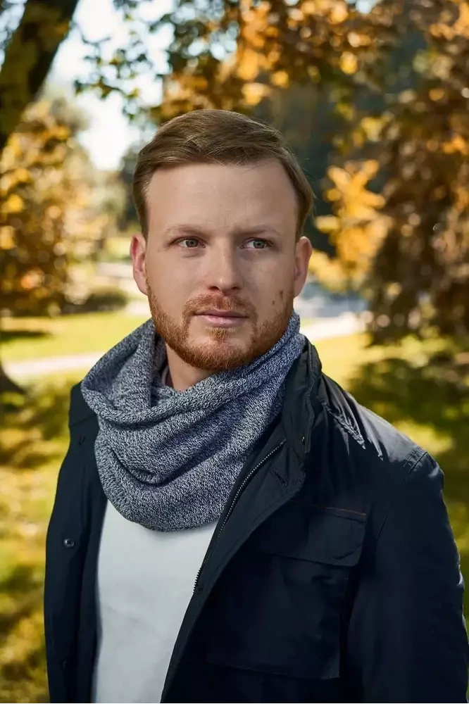 Komin zimowy męski Brodrene 9921 jasnoszary - model w jasnoszarym kominie na szyi, granatowa kurtka, plener jesienny