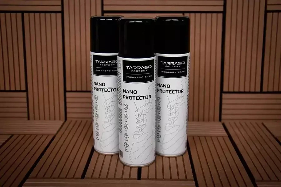 Impregnat wodoodporny do sneakersów Tarrago - trzy puszki Nano Protector na drewnianych stopniach
