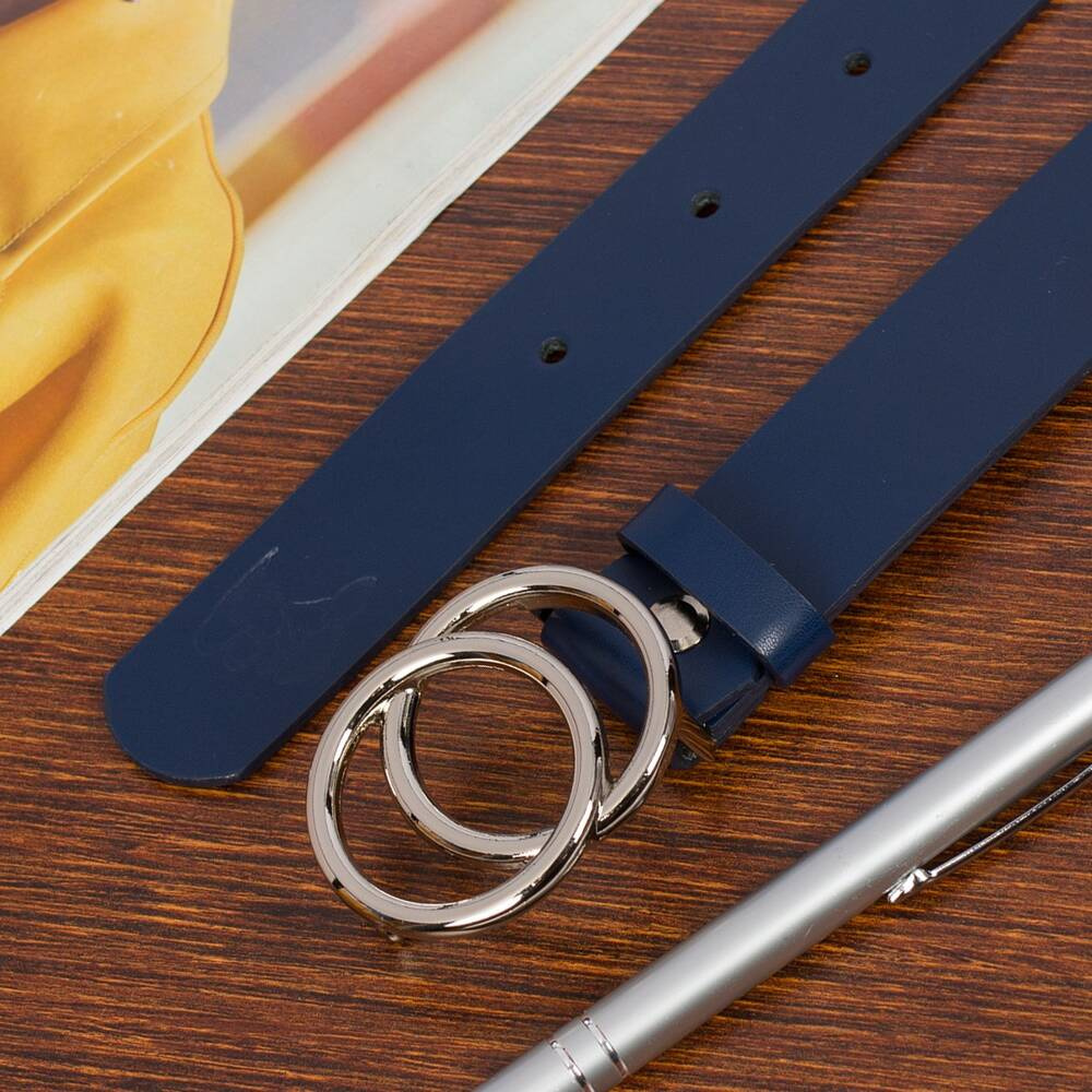 Granatowy pasek damski Beltimore B04 95 cm, zbliżenie klamry i końcówki na drewnianym blacie z długopisem