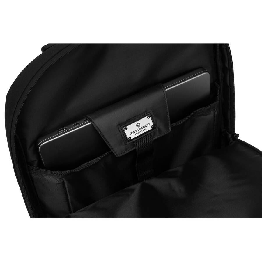 Laptop w kieszeni czarnego plecaka Peterson PTY-02