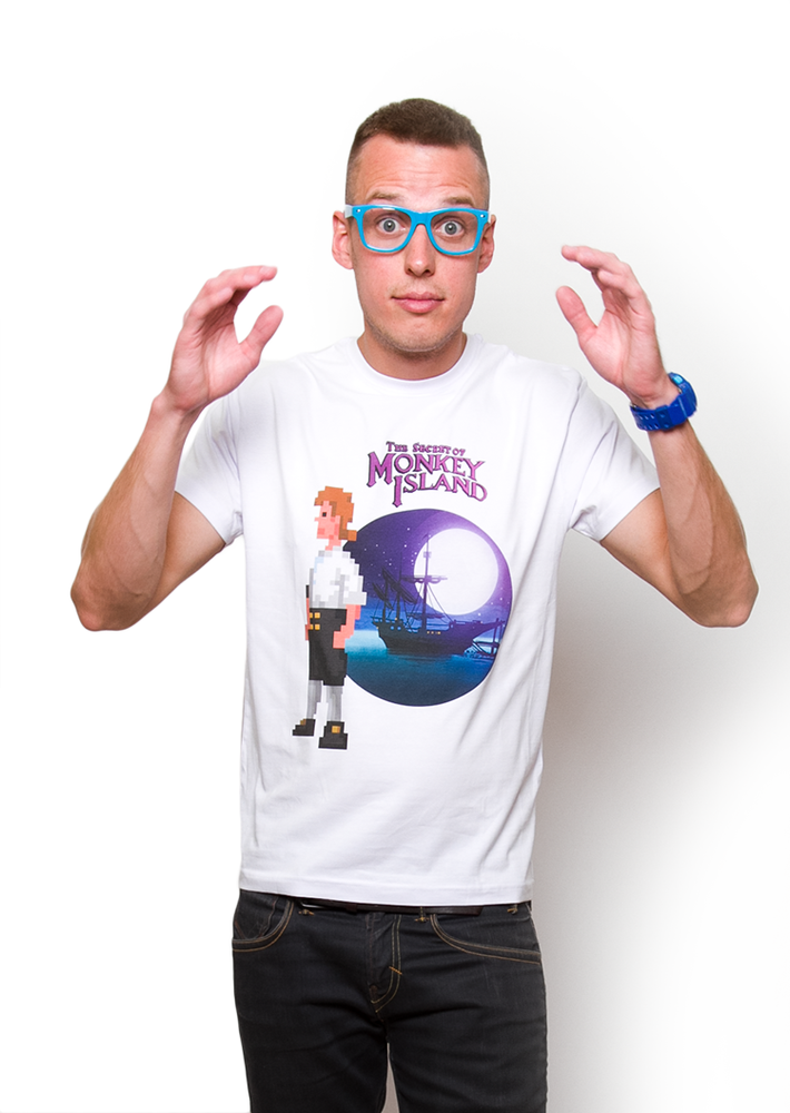 Biała koszulka z nadrukiem The Secret of Monkey Island, widok z przodu na modelu