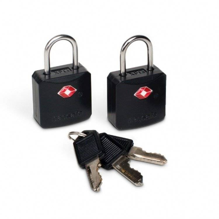 Czarne kłódki Pacsafe Prosafe 620, dwie sztuki z czerwonym znakiem TSA i trzema kluczykami na kółku