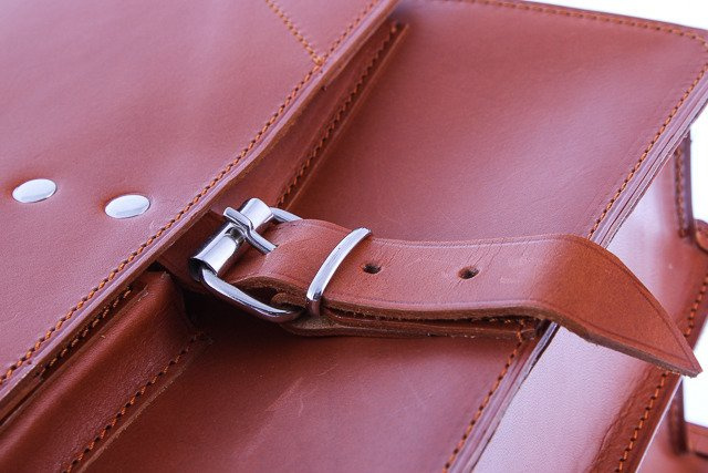Koniakowa torba Vooc P37 w zbliżeniu na metalową klamrę paska zapinającego klapę