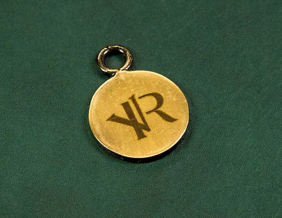 Metalowy żeton do wózka sklepowego z logo Rovicky dołączony do czarnego portfela 22313L-RVT