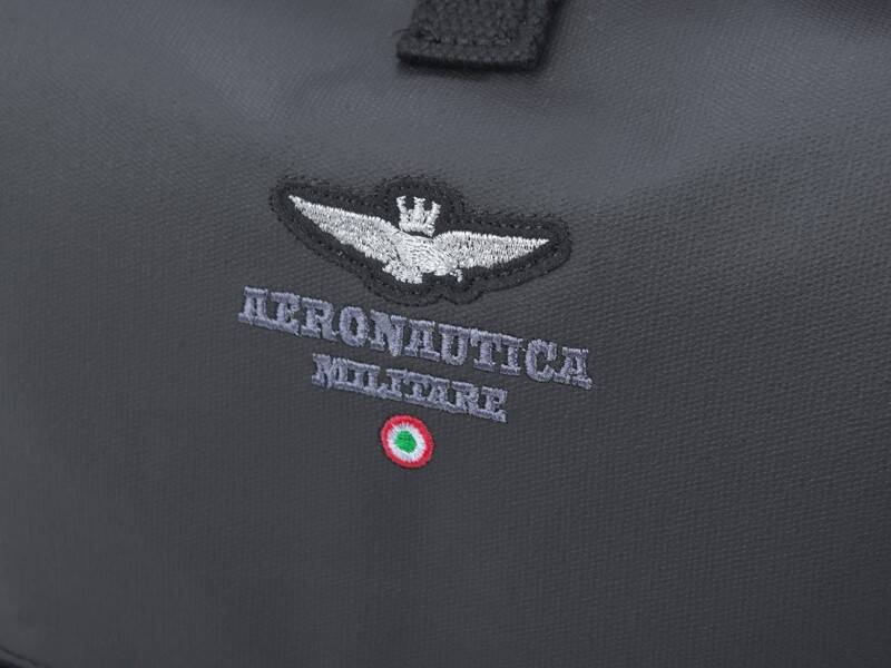 Plecak miejski sportowy rolowany czarny - Aeronautica Militare 544 New City - detale zamków i klamry rolowanej klapy