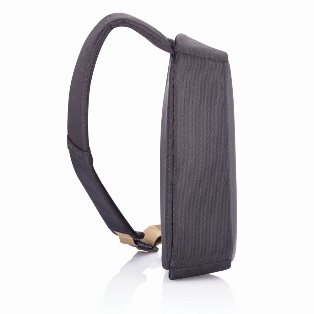 Czarny plecak XD Design Bobby Sling z boku, z wyprofilowaną szelką i beżową taśmą z klamrą