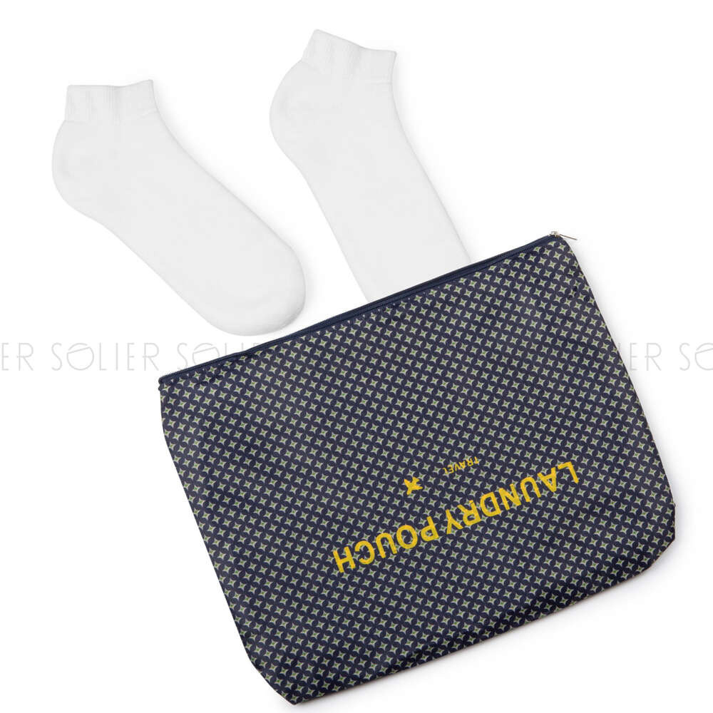 Granatowe organizery do walizki Solier SA55 wzorzyste z poliestru, saszetka z napisem Laundry Pouch obok skarpetek