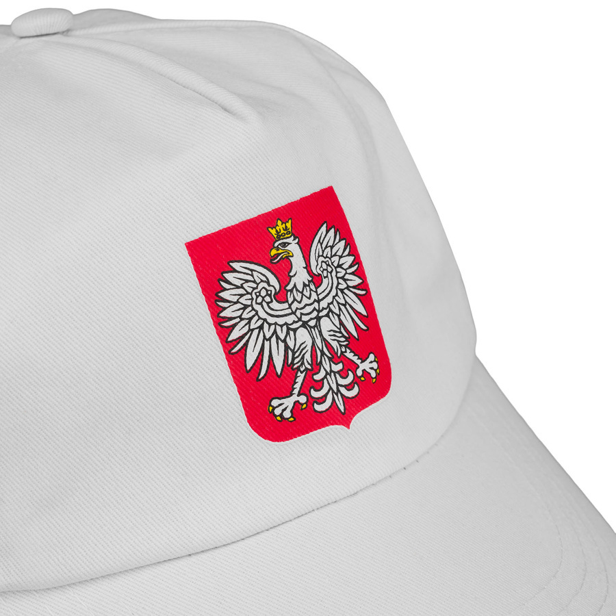 Godło na białej czapce z bliska