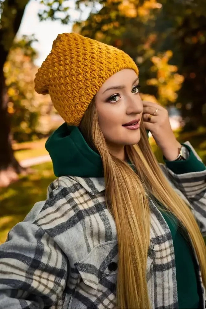Czapka zimowa damska Brodrene 9945 żółta - czapka na modelce w jesiennym plenerze