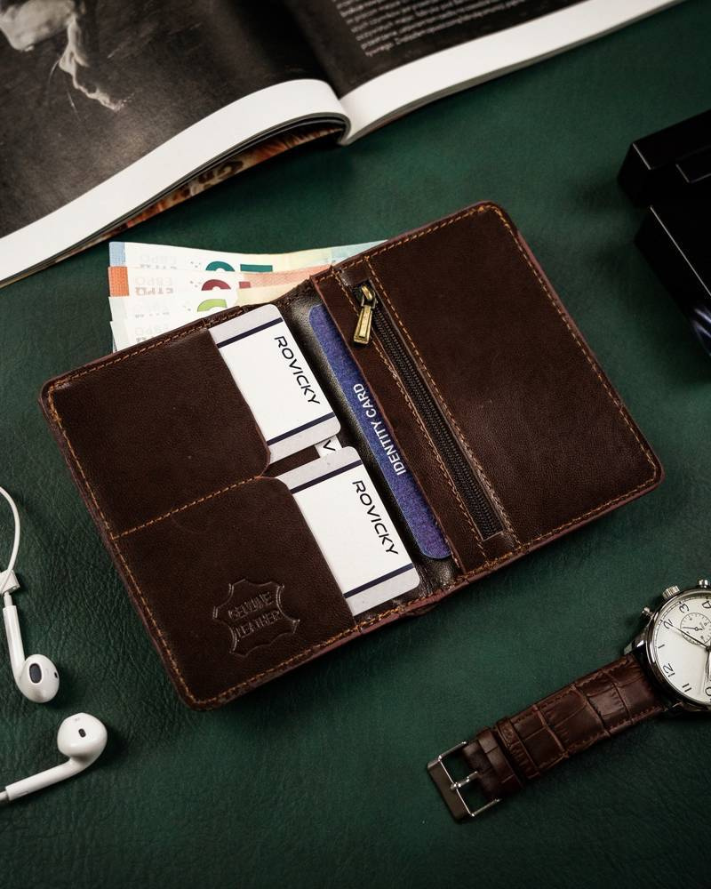 Otwarte brązowe etui OKL-GRVT z kartami i banknotami