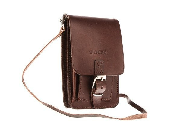Saszetka skórzana juchtowa unisex VOOC P19 paszportówka na ramię mała brązowa - widok ogólny z przodu
